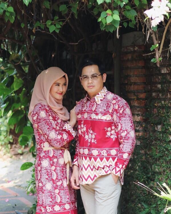 Bakal Punya Anak Lagi, 10 Potret Kemesraan Tommy Kurniawan & Istri