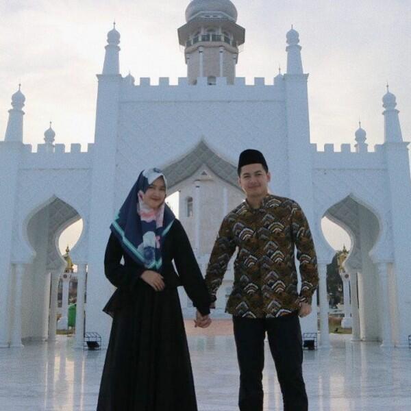 Bakal Punya Anak Lagi, 10 Potret Kemesraan Tommy Kurniawan & Istri