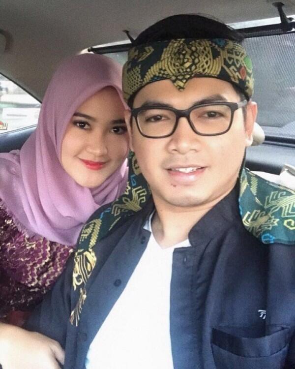 Bakal Punya Anak Lagi, 10 Potret Kemesraan Tommy Kurniawan & Istri