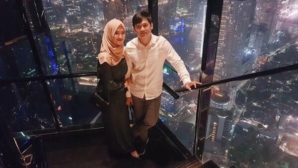 Bakal Punya Anak Lagi, 10 Potret Kemesraan Tommy Kurniawan & Istri