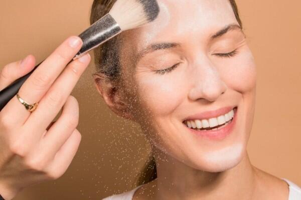 10 Tutorial Makeup Sederhana yang Bikin Wajah Awet Muda Bak Remaja