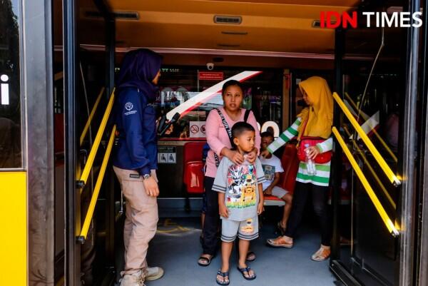27 Potret Pengalaman Seru Naik Suroboyo Bus, Kamu Sudah Pernah?