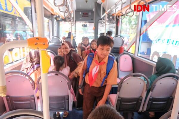 27 Potret Pengalaman Seru Naik Suroboyo Bus, Kamu Sudah Pernah?