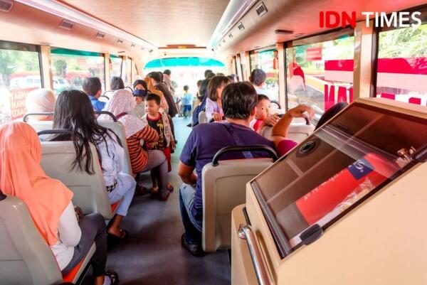 27 Potret Pengalaman Seru Naik Suroboyo Bus, Kamu Sudah Pernah?