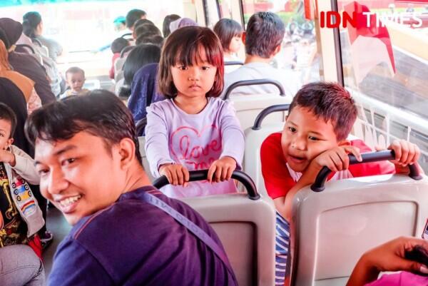 27 Potret Pengalaman Seru Naik Suroboyo Bus, Kamu Sudah Pernah?