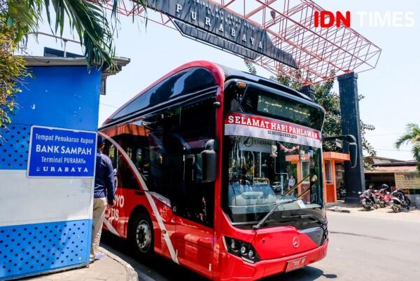 27 Potret Pengalaman Seru Naik Suroboyo Bus, Kamu Sudah Pernah?