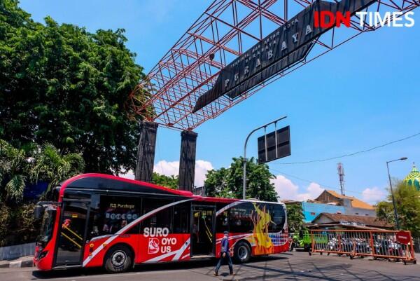 27 Potret Pengalaman Seru Naik Suroboyo Bus, Kamu Sudah Pernah?