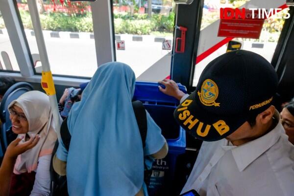 27 Potret Pengalaman Seru Naik Suroboyo Bus, Kamu Sudah Pernah?