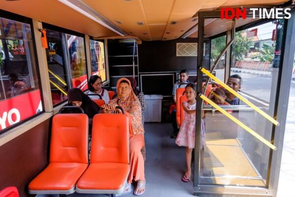 27 Potret Pengalaman Seru Naik Suroboyo Bus, Kamu Sudah Pernah?