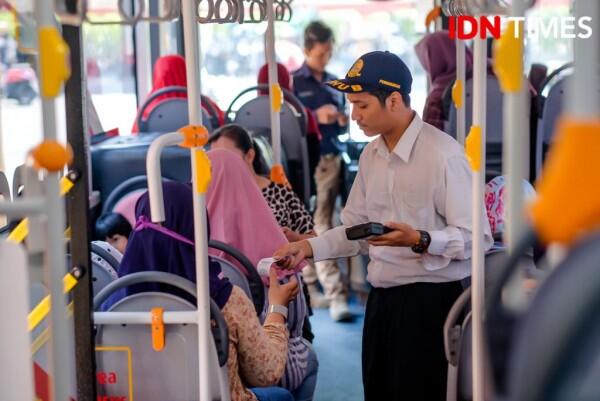 27 Potret Pengalaman Seru Naik Suroboyo Bus, Kamu Sudah Pernah?