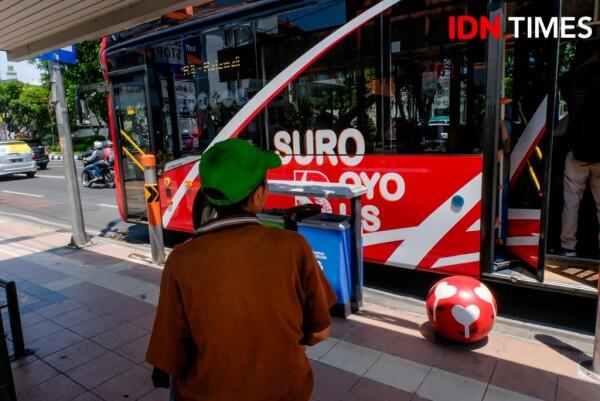 27 Potret Pengalaman Seru Naik Suroboyo Bus, Kamu Sudah Pernah?