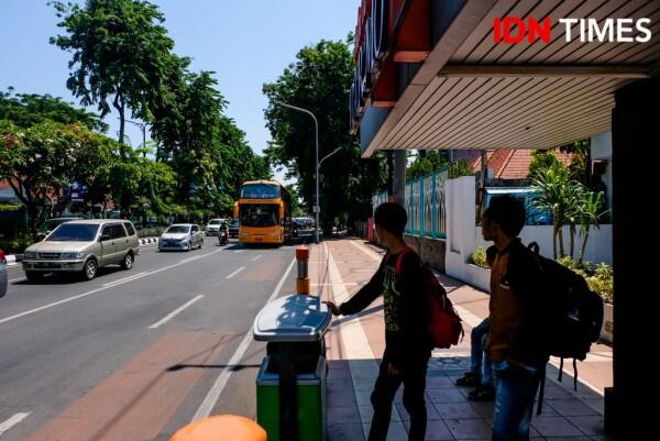 27 Potret Pengalaman Seru Naik Suroboyo Bus, Kamu Sudah Pernah?