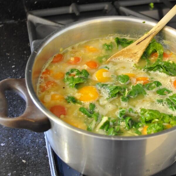 7 Kesalahan Kecil yang Sering Dilakukan Saat Masak Bayam, Kamu Pernah?