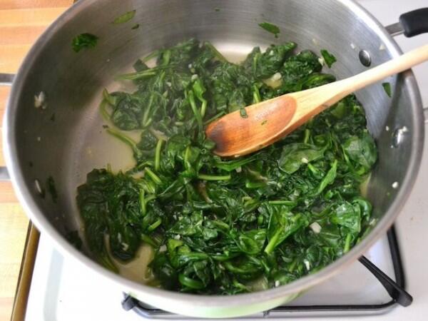 7 Kesalahan Kecil yang Sering Dilakukan Saat Masak Bayam, Kamu Pernah?