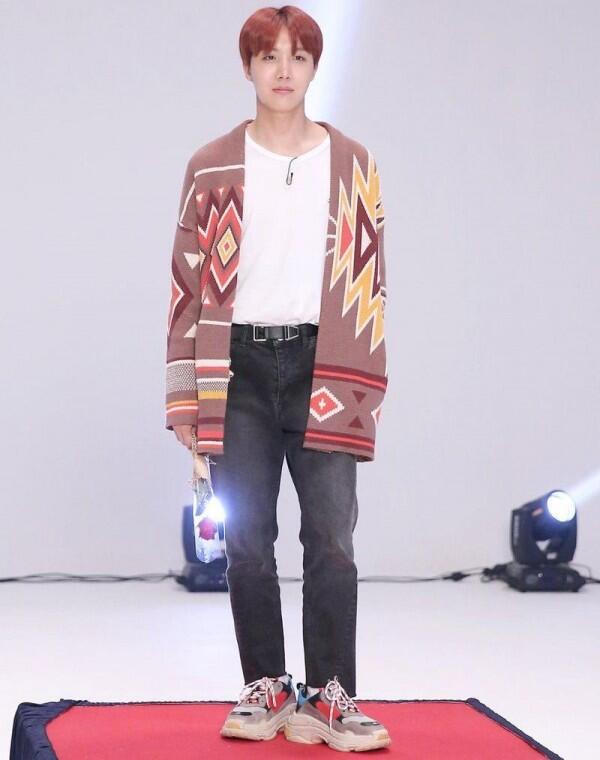 7 Inspirasi Fashion Member BTS, Makin Tampak Boyfriend Material Bro!