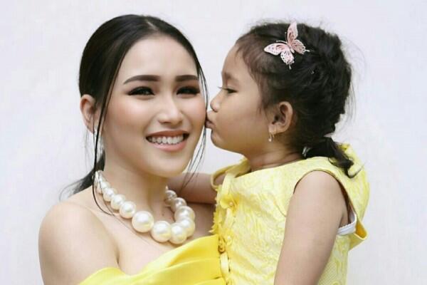 Jadi Single Parent, 10 Artis Ini Hidup Bahagia Bersama Sang Buah Hati