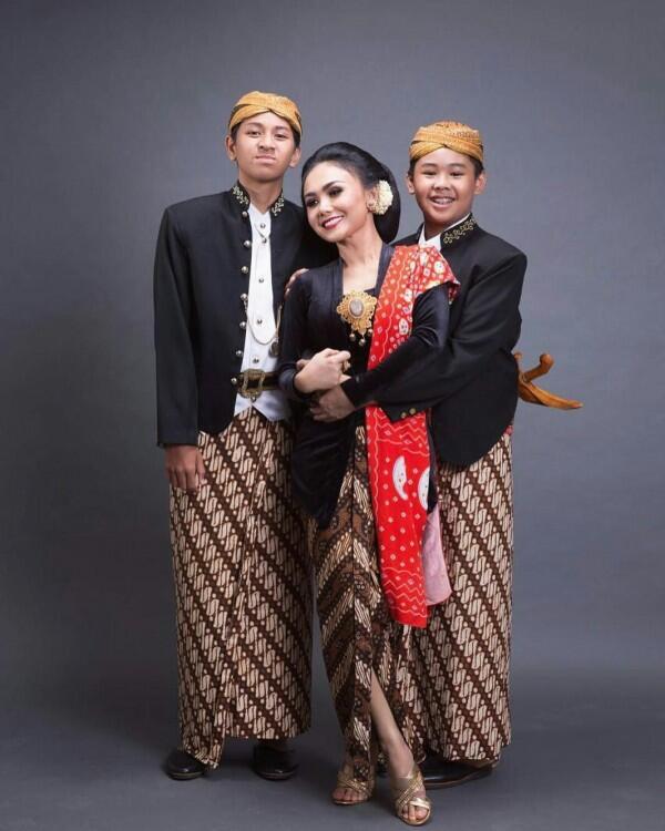 Jadi Single Parent, 10 Artis Ini Hidup Bahagia Bersama Sang Buah Hati