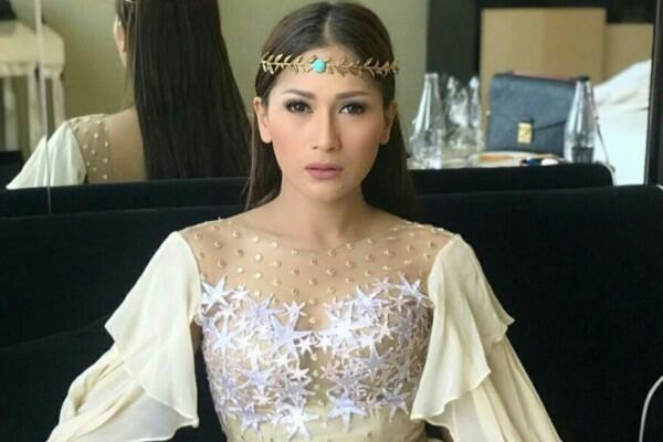 Bahagia Bareng Keluarga, Ini 10 Potret Tata Janeeta yang Makin Menawan