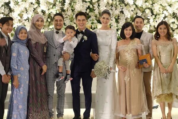 10 Potret Syahdu Resepsi Pernikahan Baim Wong dan Paula Verhoeven
