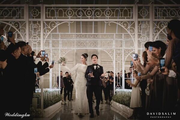 10 Potret Syahdu Resepsi Pernikahan Baim Wong dan Paula Verhoeven