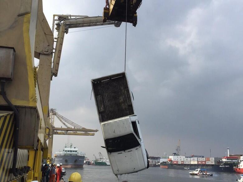 Mobil Tercebur di Pelabuhan Jayapura, Seluruh Penumpang Tewas