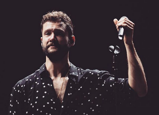 Tenun NTT Jadi Kado Buat Calum Scott
