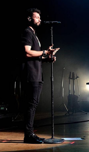 Tenun NTT Jadi Kado Buat Calum Scott