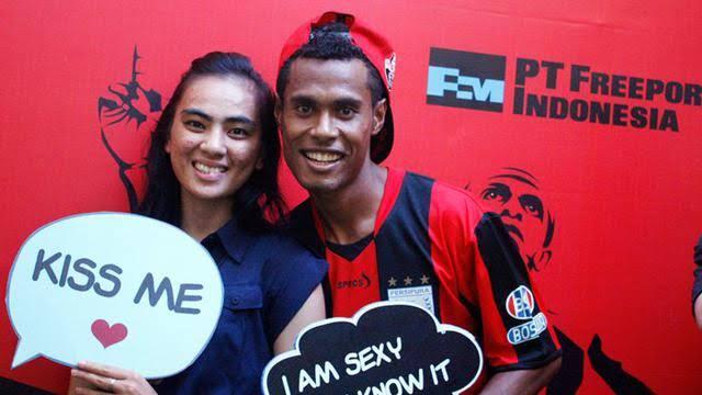 Cantiknya Istri Dari Bintang Sepakbola Papua