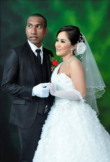 Cantiknya Istri Dari Bintang Sepakbola Papua