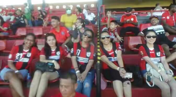 Cantiknya Istri Dari Bintang Sepakbola Papua