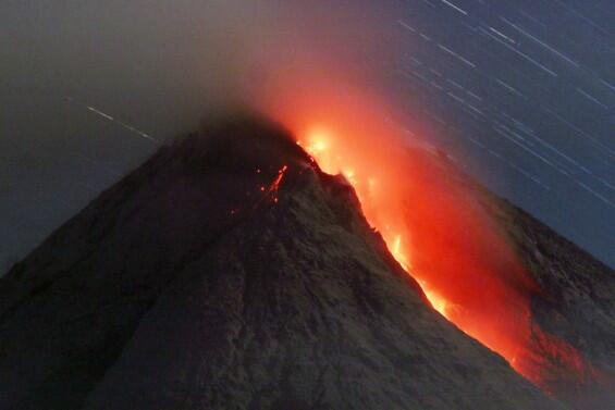 Gunung Merapi Keluarkan Guguran Lava Pijar