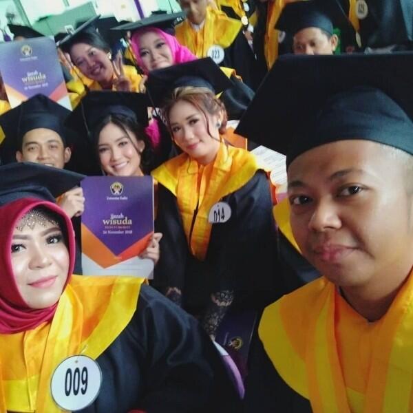 Cerdas, 10 Potret Keren Biduan Koplo Nella Kharisma saat Wisuda