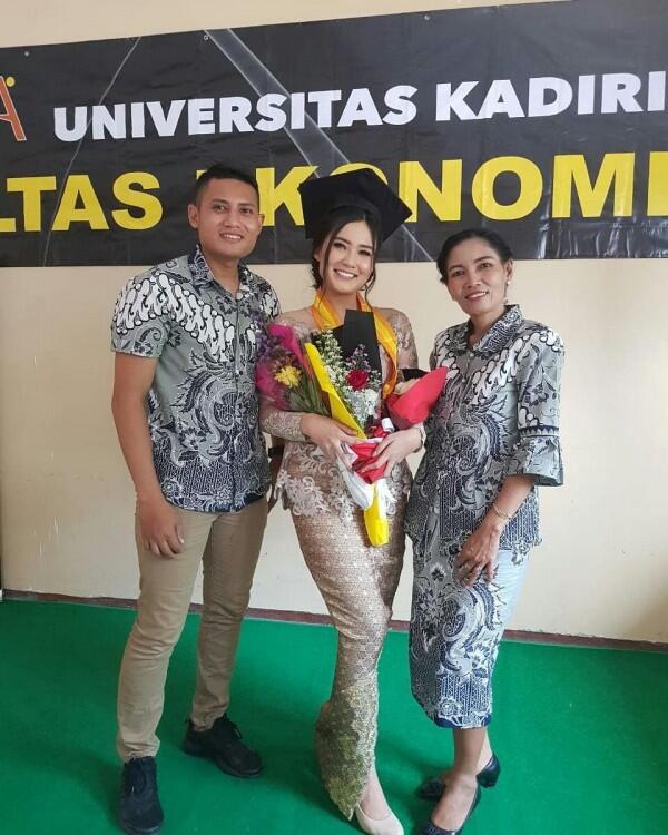 Cerdas, 10 Potret Keren Biduan Koplo Nella Kharisma saat Wisuda