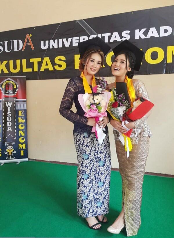 Cerdas, 10 Potret Keren Biduan Koplo Nella Kharisma saat Wisuda