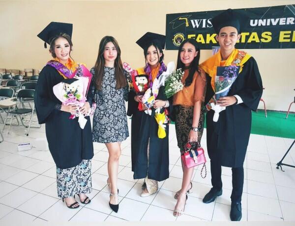 Cerdas, 10 Potret Keren Biduan Koplo Nella Kharisma saat Wisuda