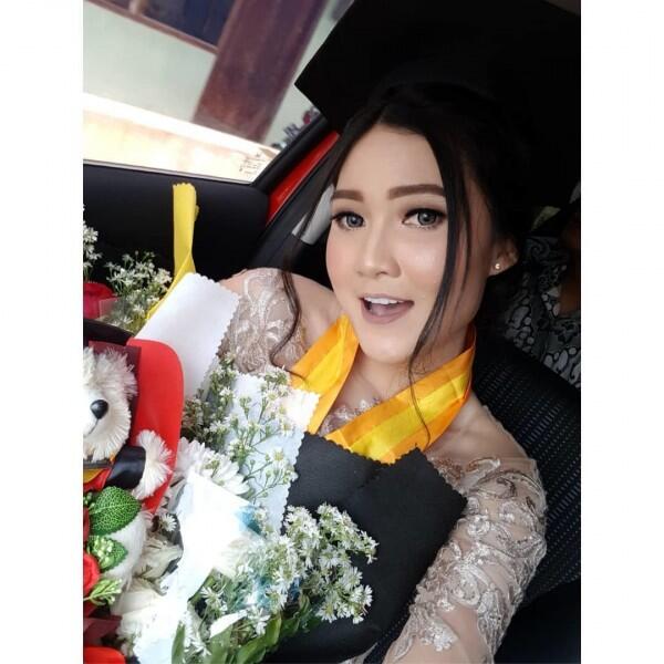 Cerdas, 10 Potret Keren Biduan Koplo Nella Kharisma saat Wisuda