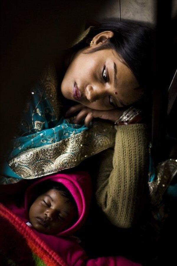 20 Foto Menyentuh Ini Bukti Kasih Sayang Seorang Ibu Begitu Besar