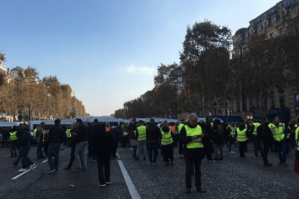 Tuntut Macron Mundur, Demonstran Dihujani Gas Air Mata
