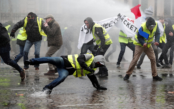 Tuntut Macron Mundur, Demonstran Dihujani Gas Air Mata