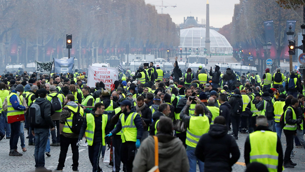 Tuntut Macron Mundur, Demonstran Dihujani Gas Air Mata