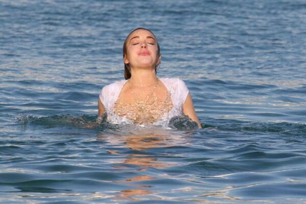 Vitamin Sea: 5 Kebaikan Air Laut yang Gak Cuma Bikin Lengket di Badan