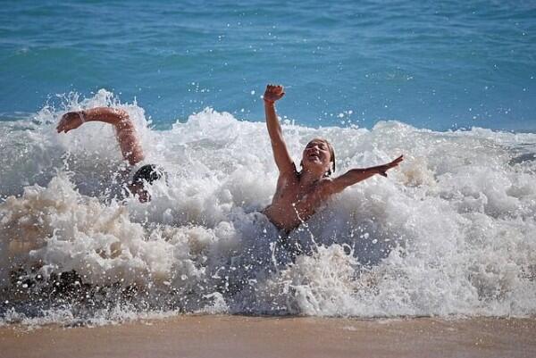 Vitamin Sea: 5 Kebaikan Air Laut yang Gak Cuma Bikin Lengket di Badan