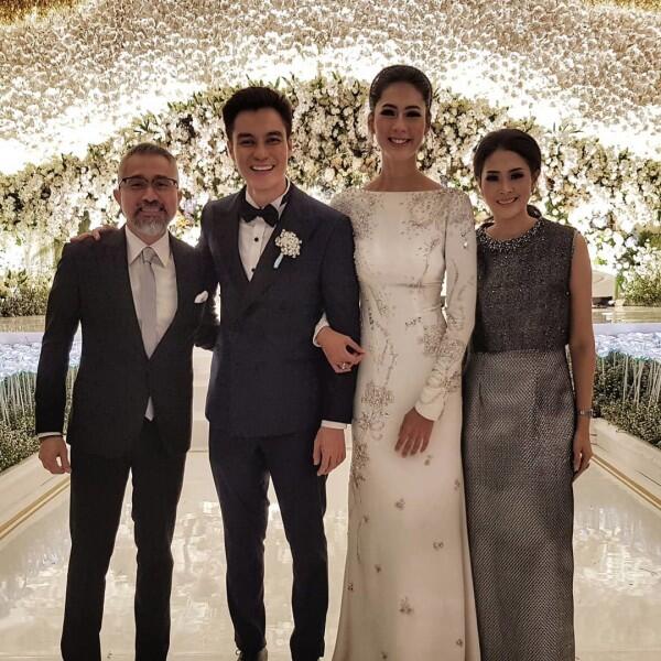 Makeup & Gaun Resepsi ala Paula Verhoeven, Pakai Tiara bak Putri Raja