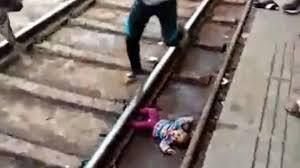 Ajaib! Viral Bayi Selamat Usai Jatuh ke Rel dan ‘Dilintasi’ Kereta!
