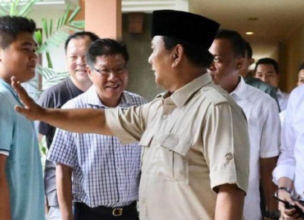 Didatangi Pria Tionghoa, Prabowo Tepuk-Tepuk Pundak Anaknya