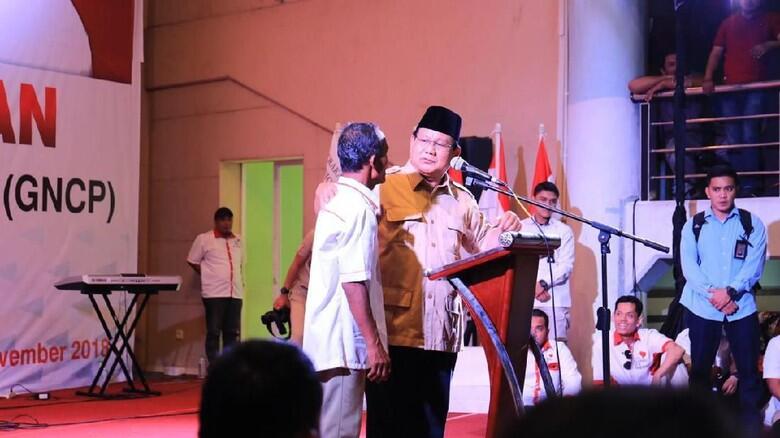Prabowo Beri Hadiah Gigi Palsu ke Seorang Kakek di Kalimantan Timur