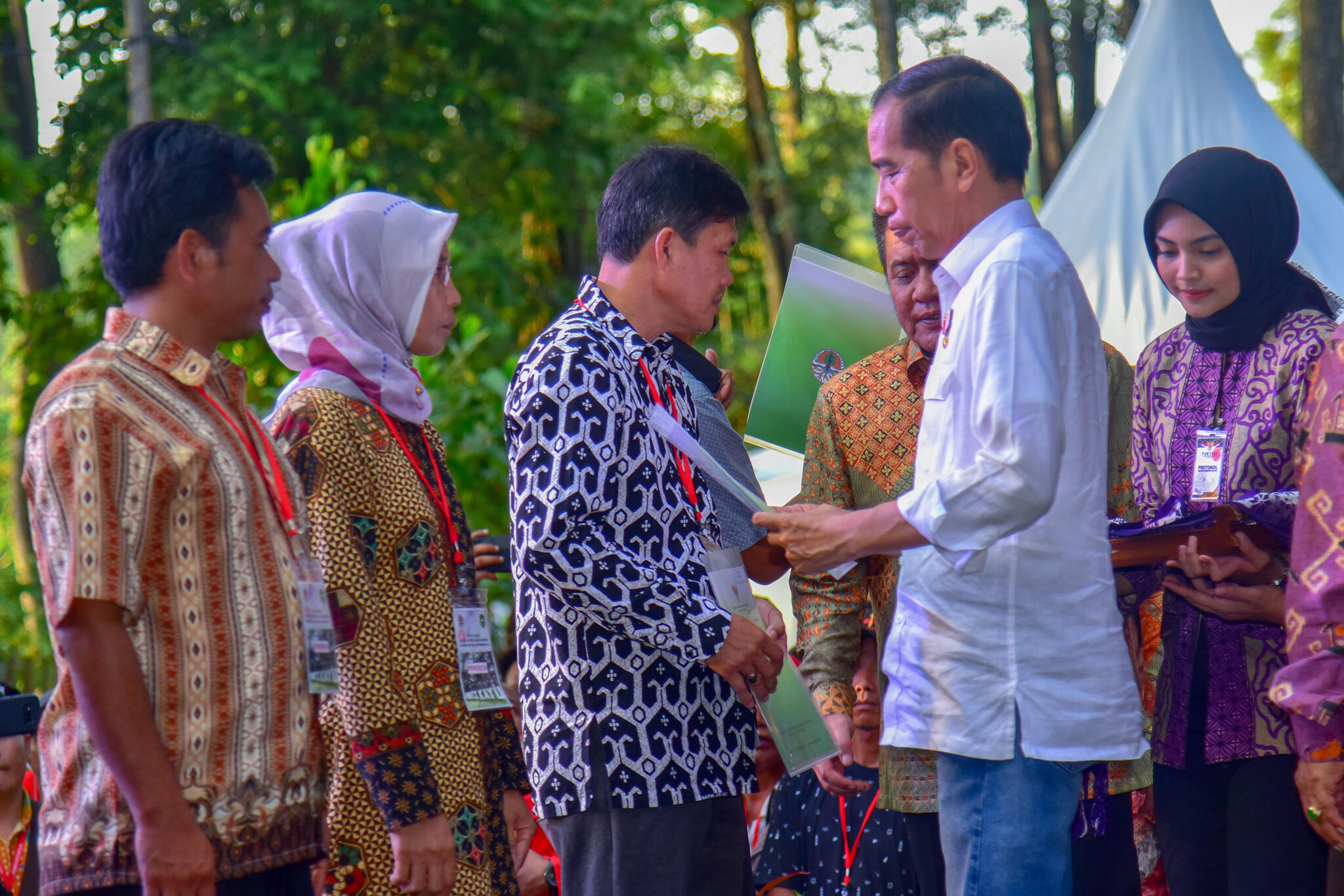Dongkrak Harga, Presiden Perintahkan Menteri PUPR Beli Karet Rakyat untuk Aspal Jalan