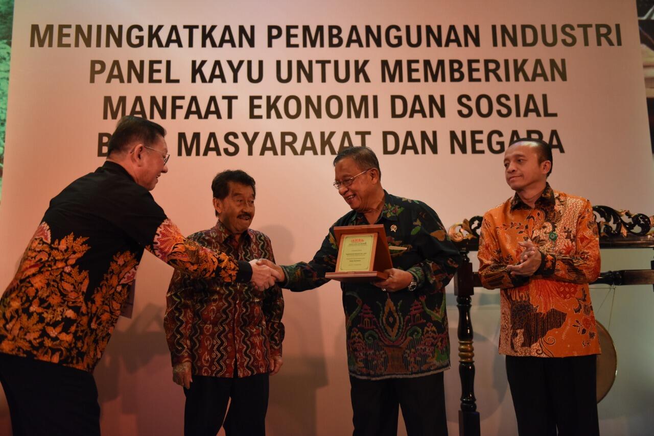 Pemerintah Dorong Kebangkitan Industri Kayu Lapis sebagai Primadona Ekspor