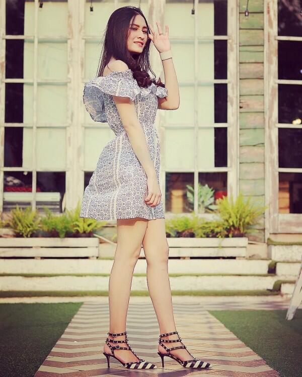 10 Outfit Simpel Elegan ala Angbeen Rishi, Calon Istri Adly Fairuz