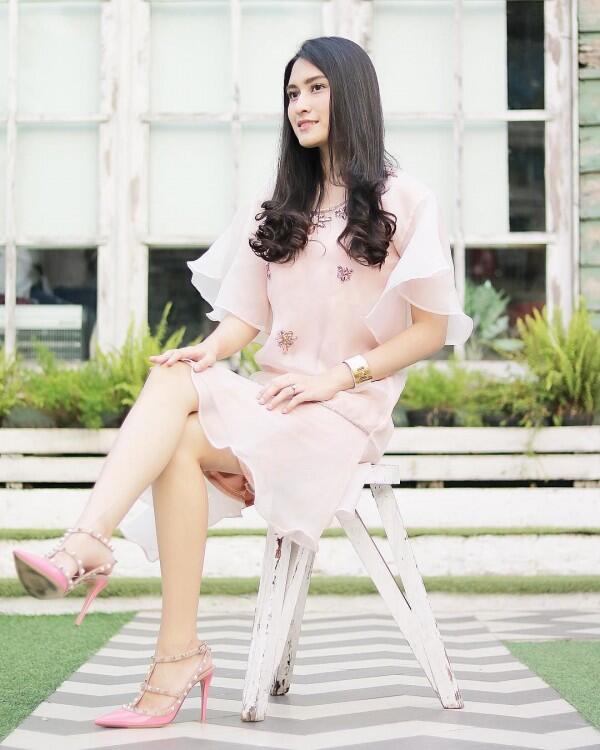 10 Outfit Simpel Elegan ala Angbeen Rishi, Calon Istri Adly Fairuz